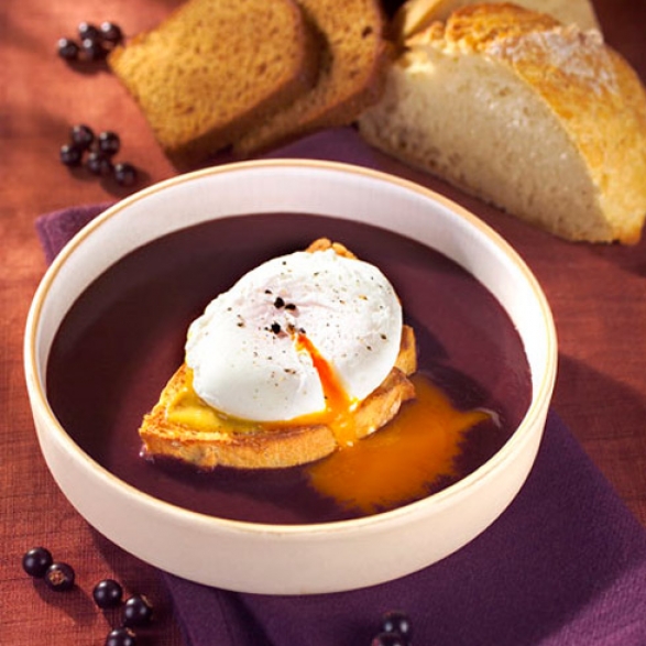 Poširana jajca v omaki iz rdečega vina