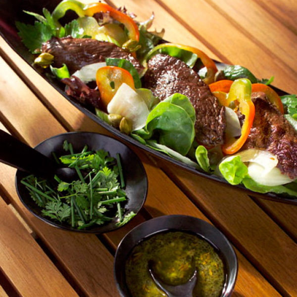 Goveji trakovi na žaru s papriko in solato iz koromača