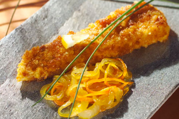 Paniran brancin na pomarančni in čebulni marmeladi