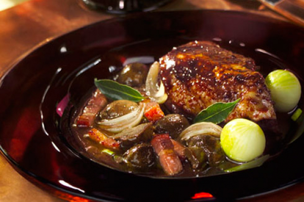 Piščanec proste reje v omaki iz modrega pinota