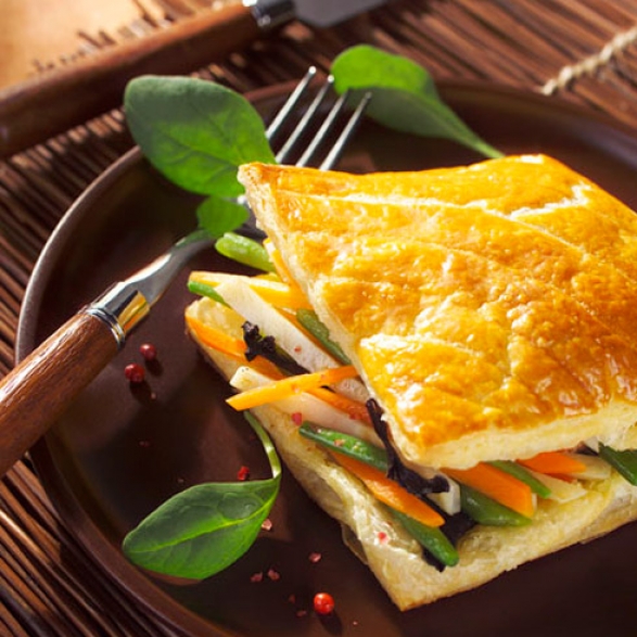 Zelenjava in divje gobe v listnatem testu