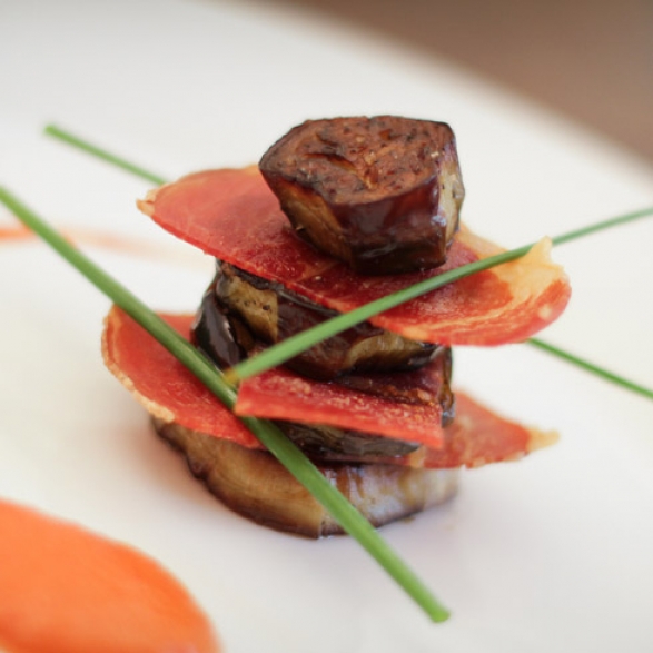 Napoleon iz hrustljave šunke serrano in kandiranih jajčevcev, omaka coulis iz paprike piquillo
