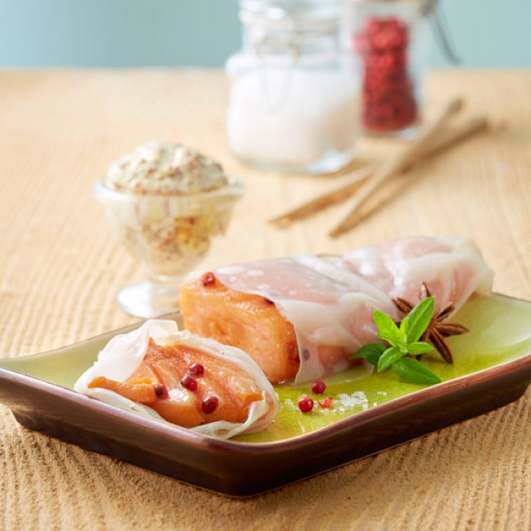 Lagano kuhani fileti lososa s koromačem i paprom u zrnu