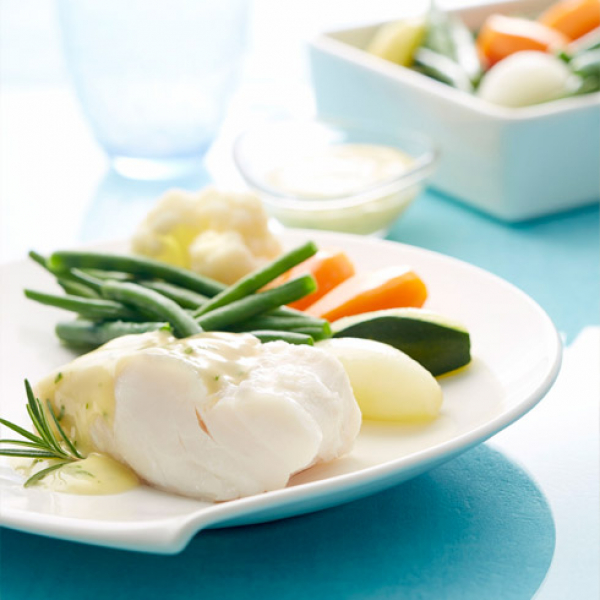 File polenovke z vonjem po rožmarinu, s spomladansko zelenjavo in omako Beurre blanc