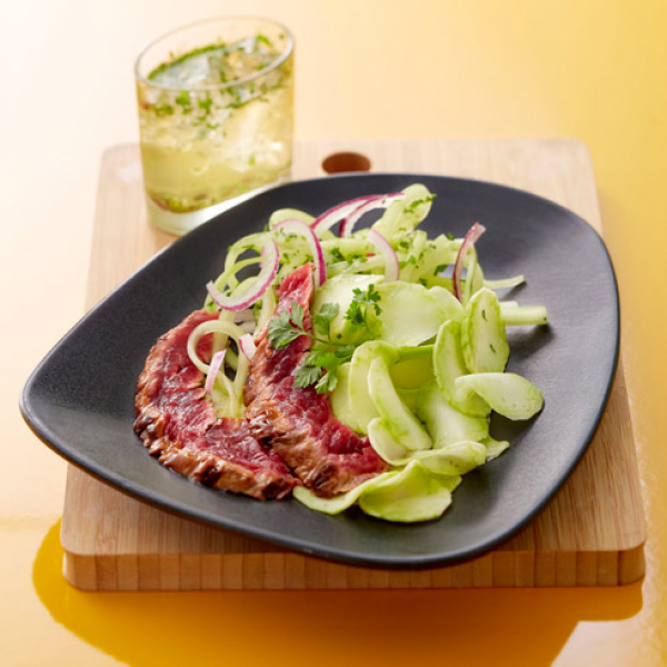 Goveji trakovi na žaru s hrustljavimi listki brokolija in solato iz koriandra ter kumar 